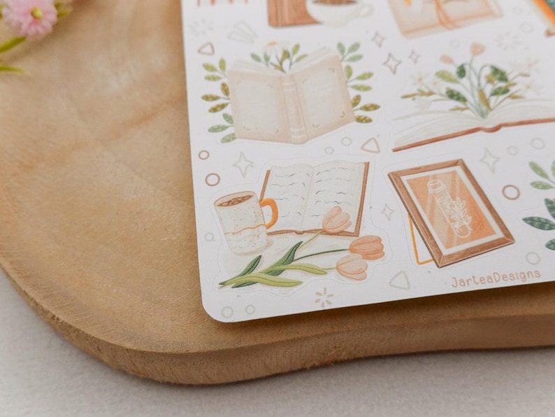 Peut inclure: Une planche d'autocollants illustrant des livres ouverts, des plantes en pot, des tasses &agrave; caf&eacute; et des cadres dans des tons beige et vert doux. Les motifs incluent des &eacute;l&eacute;ments floraux, des croquis botaniques et le texte JarteaDesigns.