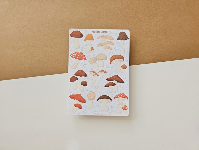 K&ouml;nnte beinhalten: Eine Bogen mit Aufklebern, die verschiedene Illustrationen von Pilzen in verschiedenen Farben und Stilen zeigen. Die Aufkleber sind in einem Raster angeordnet und mit "Pilze" beschriftet.