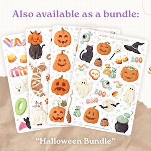 Pu&ograve; includere: Quattro fogli di adesivi con illustrazioni a tema Halloween, tra cui zucche, gatti neri, fantasmi, caramelle e pipistrelli. Il testo riporta "Also available as a bundle:", "Happy Halloween", "BOO" e "Halloween Bundle". I fogli mostrano una variet&agrave; di icone stagionali.