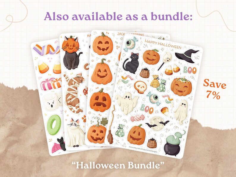 Pu&ograve; includere: Quattro fogli di adesivi con illustrazioni a tema Halloween, tra cui zucche, gatti neri, fantasmi, caramelle e pipistrelli. Il testo riporta "Also available as a bundle:", "Happy Halloween", "BOO" e "Halloween Bundle". I fogli mostrano una variet&agrave; di icone stagionali.