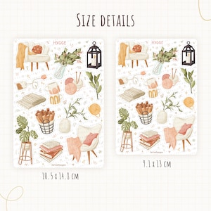 Op de afbeelding: Twee rechthoekige stickers met een gezellig thema, met illustraties van meubels, planten en breibenodigdheden. De stickers bevatten de tekst "HYGGE" en maatdetails: 10,5 x 14,8 cm en 9,1 x 13 cm.