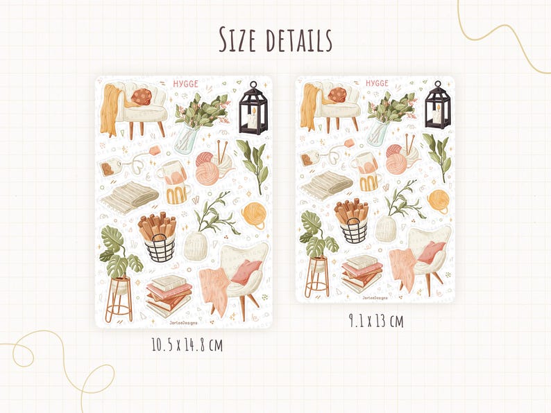 Op de afbeelding: Twee rechthoekige stickers met een gezellig thema, met illustraties van meubels, planten en breibenodigdheden. De stickers bevatten de tekst "HYGGE" en maatdetails: 10,5 x 14,8 cm en 9,1 x 13 cm.