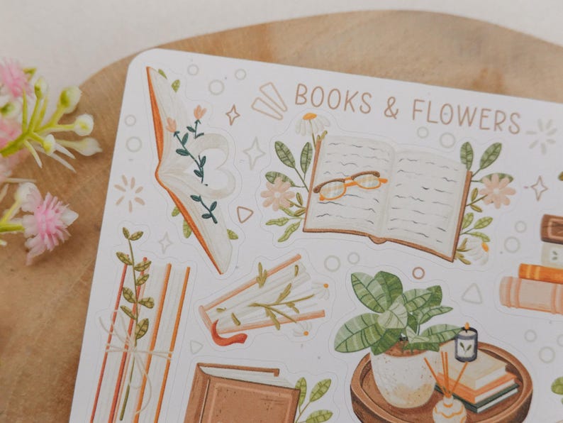 Peut inclure: Une planche d'autocollants avec le texte BOOKS & FLOWERS, illustr&eacute;e de livres ouverts, de piles de livres, de plantes en pot et de lunettes de lecture. Les motifs pr&eacute;sentent des tons doux marron, vert et orange avec des d&eacute;tails floraux.