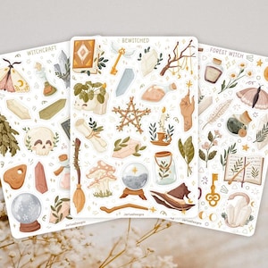 Puede incluir: Tres hojas de pegatinas con ilustraciones de cristales, polillas, calaveras, setas, escobas, frascos de pociones, libros y estrellas. Las hojas est&aacute;n etiquetadas como Witchcraft, Bewitched y Forest Witch, mostrando varios iconos m&iacute;sticos.