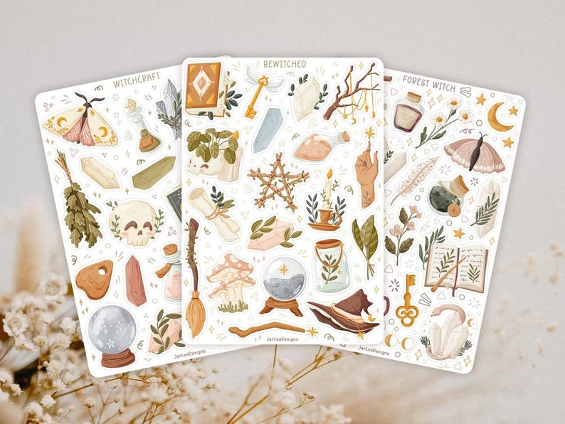 Puede incluir: Tres hojas de pegatinas con ilustraciones de cristales, polillas, calaveras, setas, escobas, frascos de pociones, libros y estrellas. Las hojas est&aacute;n etiquetadas como Witchcraft, Bewitched y Forest Witch, mostrando varios iconos m&iacute;sticos.