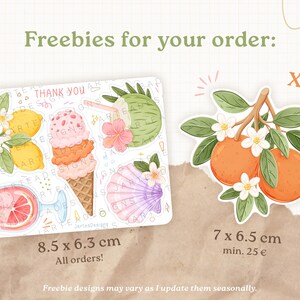 Pu&ograve; includere: Un foglio di adesivi con illustrazioni di limoni, un gelato, una bevanda al cocco e una conchiglia, pi&ugrave; un adesivo XL di arance con fiori. Testo incluso: "Freebies for your order:", "THANK YOU", "XL" e dimensioni 8,5 x 6,3 cm e 7 x 6,5 cm.