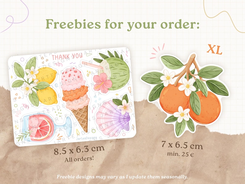 Pu&ograve; includere: Un foglio di adesivi con illustrazioni di limoni, un gelato, una bevanda al cocco e una conchiglia, pi&ugrave; un adesivo XL di arance con fiori. Testo incluso: "Freebies for your order:", "THANK YOU", "XL" e dimensioni 8,5 x 6,3 cm e 7 x 6,5 cm.