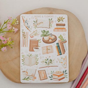 Peut inclure: Une planche d'autocollants rectangulaire intitul&eacute;e BOOKS & FLOWERS pr&eacute;sentant diverses illustrations de livres ouverts et ferm&eacute;s, de plantes en pot, de tasses &agrave; caf&eacute; et de compositions florales dans des tons terreux sur un fond blanc avec des &eacute;toiles.