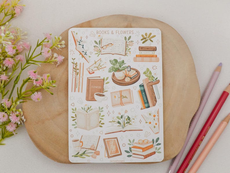 Peut inclure: Une planche d'autocollants rectangulaire intitul&eacute;e BOOKS & FLOWERS pr&eacute;sentant diverses illustrations de livres ouverts et ferm&eacute;s, de plantes en pot, de tasses &agrave; caf&eacute; et de compositions florales dans des tons terreux sur un fond blanc avec des &eacute;toiles.