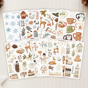 Op de afbeelding: Acht rechthoekige stickervellen met aquarelillustraties van winterthema's, waaronder sneeuwvlokken, herten, sneeuwpoppen, mokken, huizen en warme kleding. Elk vel is gelabeld met titels zoals Snowflakes, Hello Winter, Winter Forest, Winter Mugs, Cozy Winter, Snow Friends, Winter Cabin en Winter Village.