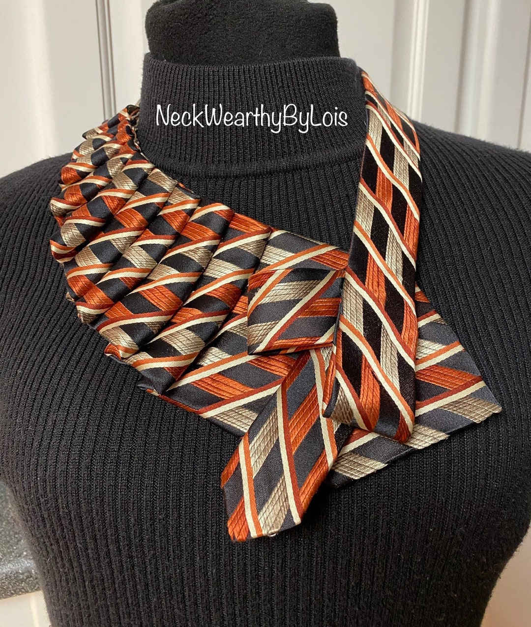 necktie collar