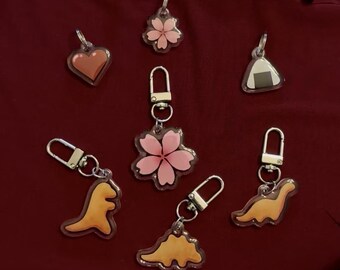 Mini llaveros: pepitas de dinosaurio y flores