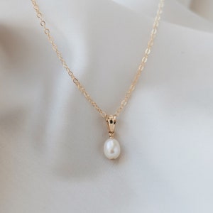 Dainty gold necklace with pearl pendant 14k gold filled JULIETTE image 2