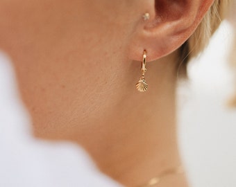 Petites boucles d'oreilles créoles en or avec pendentif coquillage • boucles d'oreilles créoles pliantes • Goldfilled 14 carats
