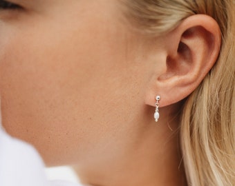 Fijne pareloorbellen hangend zilver • subtiele oorbellen • pareloorbellen • bruidssieraden