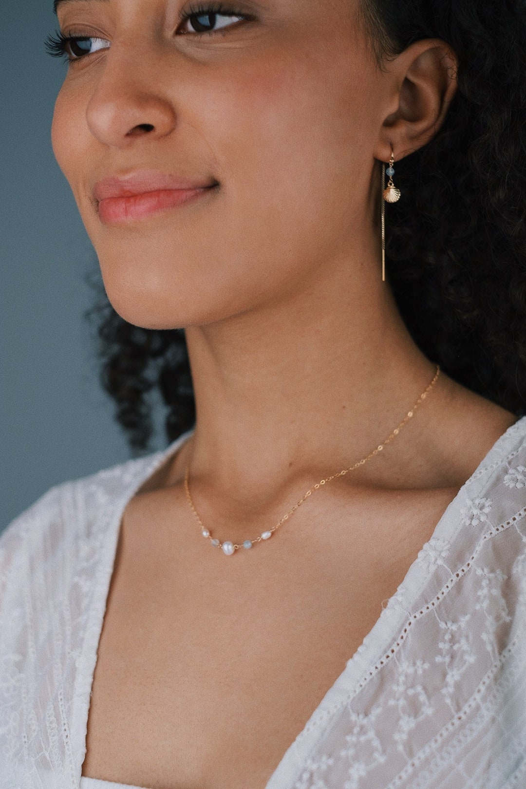 Orecchini di perle fini pendenti in argento • orecchini sottili • orecchini a bottone di perle • gioielli da sposa - Italia