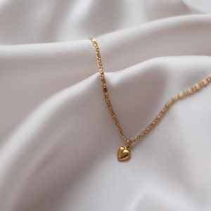 Gold chain with heart pendant • Necklace