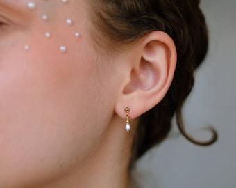 Delicate pareloorbellen in goud • ingetogen oorbellen • pareloorbellen • bruidssieraden