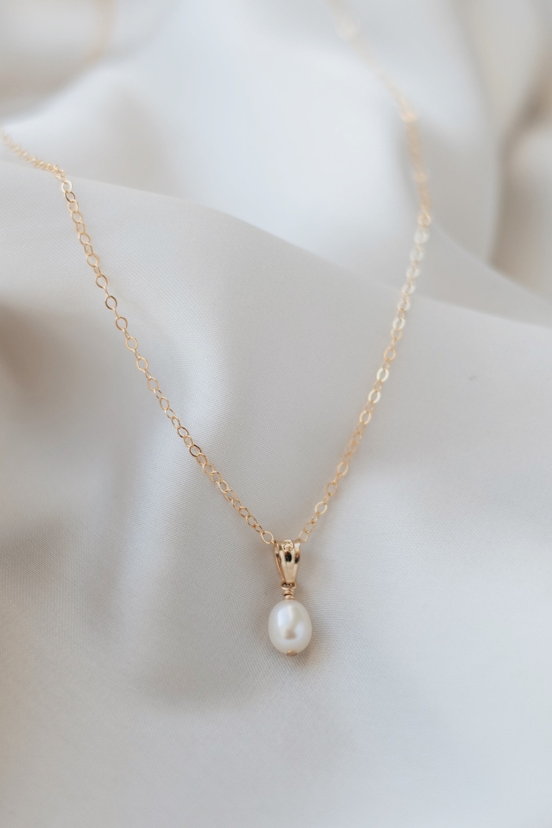 Dainty gold necklace with pearl pendant 14k gold filled JULIETTE image 2