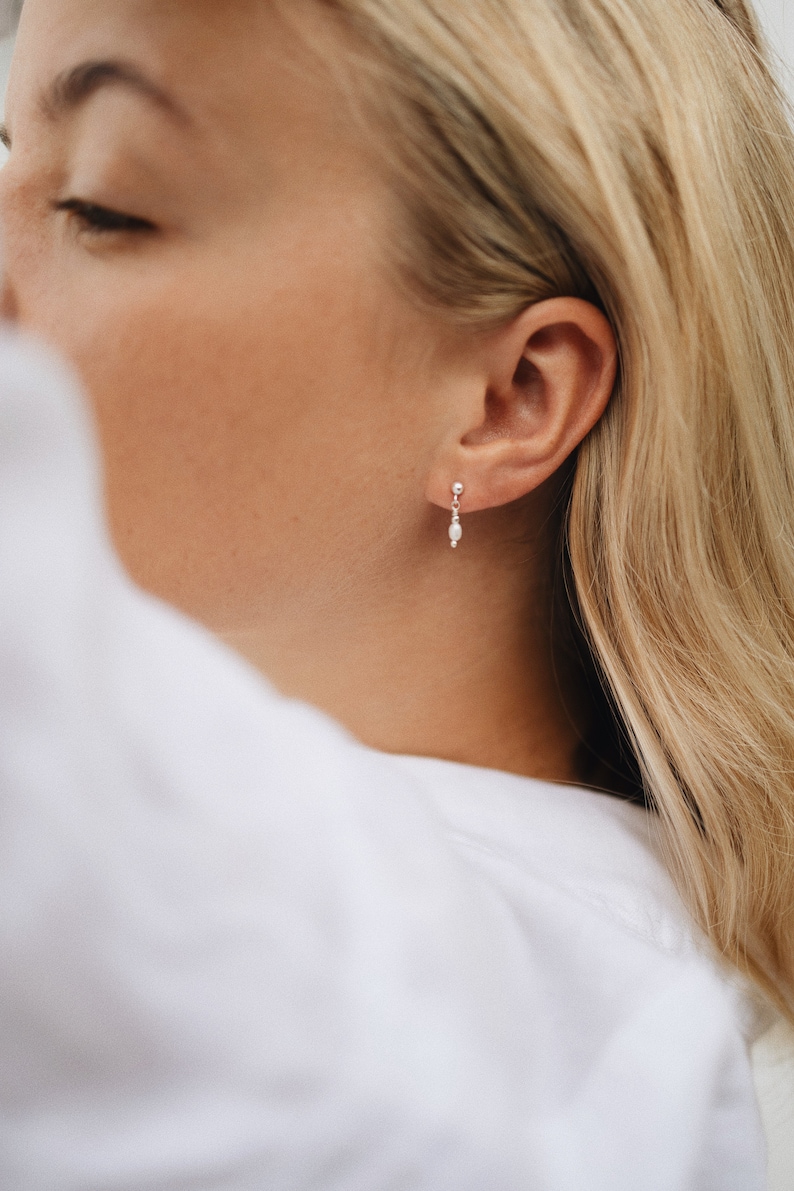 Feine Perlen Ohrringe hängend silber dezente Ohrhänger Perlenohrstecker Brautschmuck Bild 3