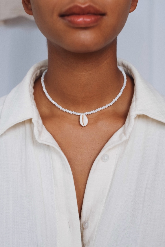 Mother of pearl choker necklace with cowrie shell pendant • KAURI