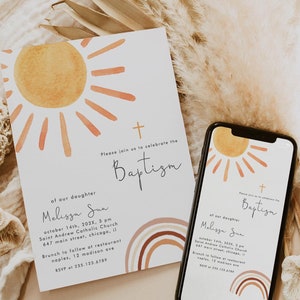 Puede incluir: Una invitación digital para un bautizo con un diseño de sol y arcoíris de acuarela. La invitación es para Melissa Sun e incluye la fecha, la hora y el lugar del evento. El texto "Por favor, únase a nosotros para celebrar el bautizo de nuestra hija Melissa Sun" está incluido en la invitación.