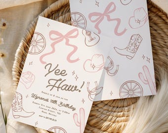 Könnte beinhalten: Zwei Einladungskarten mit Cowboy-Thema, mit dem Text "Yee Haw!" und Veranstaltungsdetails. Die Karten sind mit rosa Schleifen, Cowboy-Stiefeln, Hüten und Gitarren verziert. Sie liegen auf einem geflochtenen Korb.