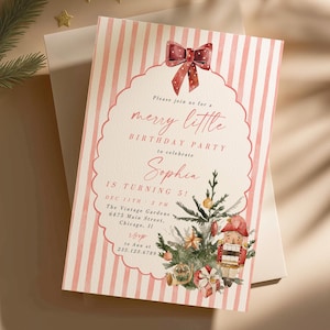 Könnte beinhalten: Eine festliche Geburtstagseinladung mit rosa-weiß gestreiftem Hintergrund. Die Einladung zeigt einen dekorativen Rahmen, eine rote Schleife und den Text "merry little BIRTHDAY PARTY to celebrate Sophia". Ein Weihnachtsbaum und ein Nussknacker sind ebenfalls abgebildet.