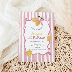 Puede incluir: Invitación a rayas rosa y blancas con un diseño de limón y flor. La invitación dice "¡Únete a nosotros para celebrar el 1er cumpleaños de Jennifer!" con detalles para la fiesta, incluyendo la fecha, la hora, la ubicación y la información de RSVP.