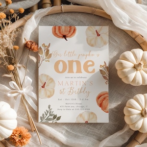 Puede incluir: Una invitación de cumpleaños con calabazas de acuarela y el texto "Our little pumpkin is one". La invitación está rodeada de calabazas blancas, flores secas y un anillo de bambú. La invitación dice "1er Cumpleaños de Martin".