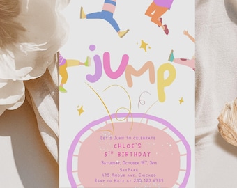 Puede incluir: Una invitación de cumpleaños con la palabra "JUMP" en letras coloridas. La invitación presenta ilustraciones de personas saltando en un trampolín, estrellas y el texto "Let's Jump to Celebrate Chloe's 5th Birthday".