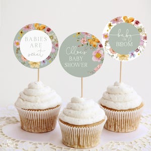 Adornos para cupcakes con diseño de bebé en flor de color verde salvia, adornos florales para tartas de baby shower, pegatinas redondas de flores silvestres para decoración imprimible, descarga instantánea 347