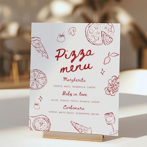Puede incluir: Una tarjeta de menú de pizza blanca con texto e ilustraciones en rojo. La tarjeta presenta las palabras "Pizza menu" en una fuente cursiva, junto con dibujos de porciones de pizza y pizzas enteras. Los elementos del menú incluyen Margherita, Baby in love y Carbonara.