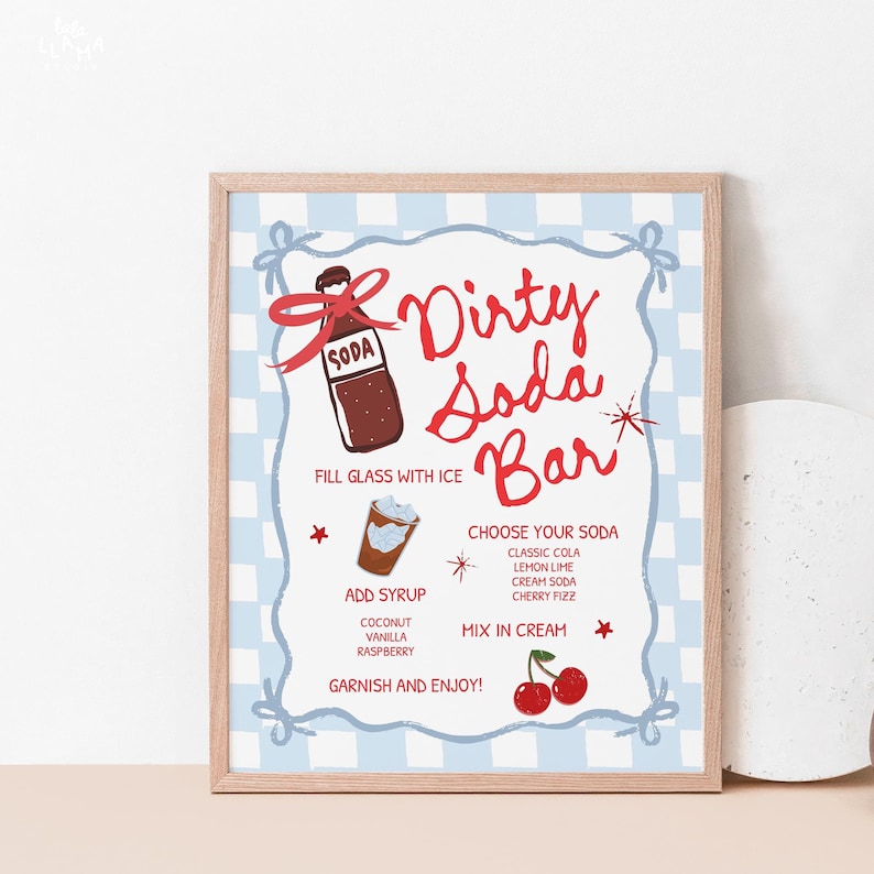 K&ouml;nnte beinhalten: Ein gerahmtes Schild mit einem hellen Holzrahmen zeigt einen blau-wei&szlig; karierten Hintergrund. Das Schild tr&auml;gt in roter Schrift die Aufschrift "Dirty Soda Bar" mit Anweisungen und Zutatenoptionen.