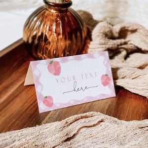 Etiquetas de alimentos editables con fresas, tarjetas de lugar para el primer cumpleaños con frutos rojos, tarjetas planas y en forma de carpa para bufé dulce con frutos rojos, descarga digital de plantillas 171