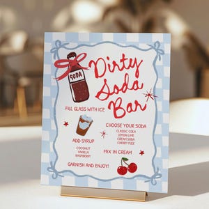 K&ouml;nnte beinhalten: Ein Schild f&uuml;r eine "Dirty Soda Bar" mit blau-wei&szlig;em Karomuster. Das Schild zeigt Illustrationen einer Sodabottle, eines Getr&auml;nks mit Sahne und Kirschen. Der Text enth&auml;lt "Glas mit Eis f&uuml;llen", "Sirup hinzuf&uuml;gen" und "W&auml;hle deine Soda".