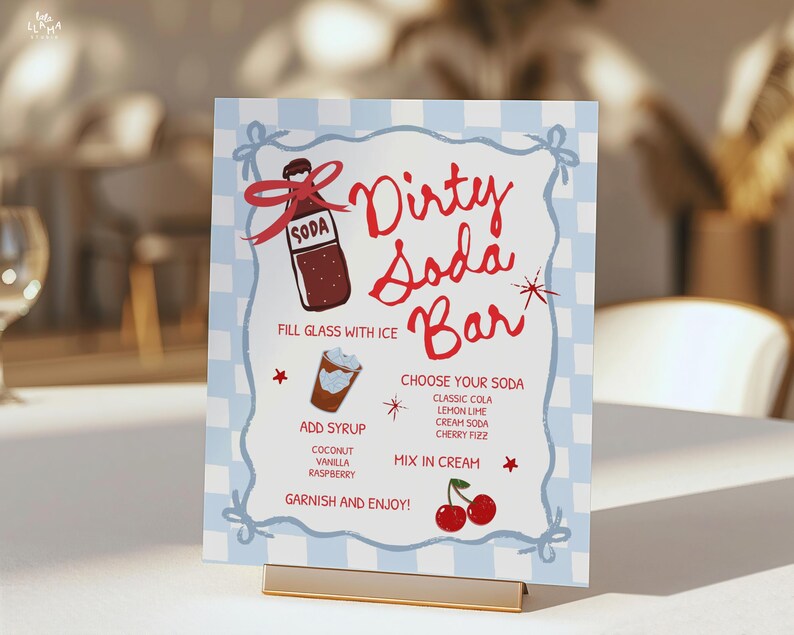 K&ouml;nnte beinhalten: Ein Schild f&uuml;r eine "Dirty Soda Bar" mit blau-wei&szlig;em Karomuster. Das Schild zeigt Illustrationen einer Sodabottle, eines Getr&auml;nks mit Sahne und Kirschen. Der Text enth&auml;lt "Glas mit Eis f&uuml;llen", "Sirup hinzuf&uuml;gen" und "W&auml;hle deine Soda".