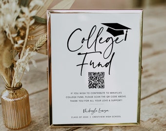 Op de afbeelding: Een gouden lijst met een witte achtergrond en zwarte tekst. Het bord staat "College Fund" met een afstudeerhoed-icoon en een QR-code. De tekst onder de QR-code luidt "Als je wilt bijdragen aan Mikayla's College Fund, scan dan de QR-code hierboven. Bedankt voor al je liefde en steun! Mikayla Lawson Klas van 20XX | Crestview High School."