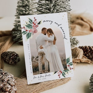 Plantilla de tarjeta de Navidad con foto feliz y casado, tarjeta fotográfica de Navidad para recién casados, tarjeta navideña de arco minimalista, Templett