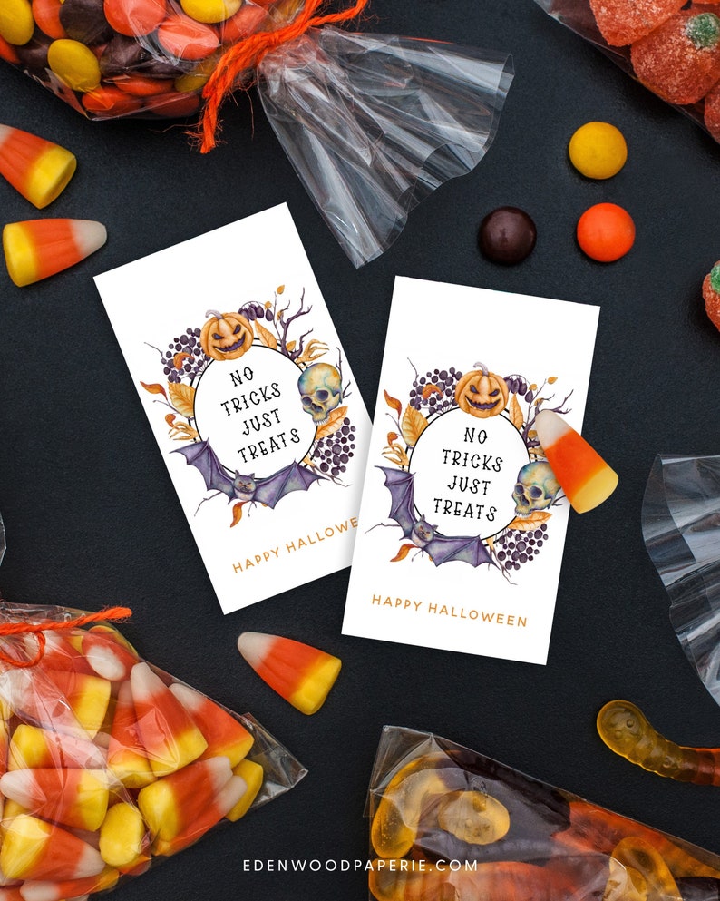Puede incluir: Dos etiquetas de bolsas de golosinas de Halloween imprimibles con una ilustraci&oacute;n de acuarela de una calabaza, un murci&eacute;lago, una calavera y bayas. El texto en las etiquetas dice "No hay trucos, solo golosinas" y "Feliz Halloween".