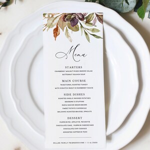 K&ouml;nnte beinhalten: Eine Aquarell-Men&uuml;karte mit Herbst-Design. Das Men&uuml; bietet ein Thanksgiving-Dinner mit Vorspeisen, Hauptgericht, Beilagen und Dessert. Der Text lautet "Men&uuml;", "Vorspeisen", "Cranberry-Walnuss-Gemischter-Gr&uuml;ner-Salat", "Butternussk&uuml;rbissuppe", "Hauptgericht", "Traditioneller Gebratener Truthahn", "Mit selbstgemachter So&szlig;e und Preiselbeersauce", "Beilagen", "Gebratene Knoblauch-Kartoffelp&uuml;ree", "Omas F&uuml;llung", "Ahorn-Speck-Gr&uuml;ne Bohnen", "S&uuml;&szlig;kartoffel-Auflauf", "Balsamico-Gebratene Rosenkohl", "Dessert", "K&uuml;rbiskuchen, Apfelkuchen, Pekannusskuchen", "Schokoladenkuchen, K&uuml;rbis-K&auml;sekuchen", "Schokoladen-Chip-Kekse", "Verschiedene Kaffees und Tees", "Miller Family Friendsgiving 11.14.2020".