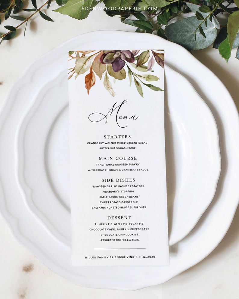 K&ouml;nnte beinhalten: Eine Aquarell-Men&uuml;karte mit Herbst-Design. Das Men&uuml; bietet ein Thanksgiving-Dinner mit Vorspeisen, Hauptgericht, Beilagen und Dessert. Der Text lautet "Men&uuml;", "Vorspeisen", "Cranberry-Walnuss-Gemischter-Gr&uuml;ner-Salat", "Butternussk&uuml;rbissuppe", "Hauptgericht", "Traditioneller Gebratener Truthahn", "Mit selbstgemachter So&szlig;e und Preiselbeersauce", "Beilagen", "Gebratene Knoblauch-Kartoffelp&uuml;ree", "Omas F&uuml;llung", "Ahorn-Speck-Gr&uuml;ne Bohnen", "S&uuml;&szlig;kartoffel-Auflauf", "Balsamico-Gebratene Rosenkohl", "Dessert", "K&uuml;rbiskuchen, Apfelkuchen, Pekannusskuchen", "Schokoladenkuchen, K&uuml;rbis-K&auml;sekuchen", "Schokoladen-Chip-Kekse", "Verschiedene Kaffees und Tees", "Miller Family Friendsgiving 11.14.2020".