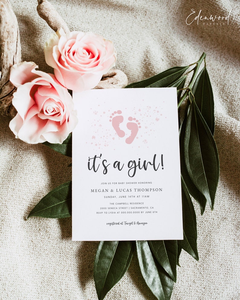 Pu&ograve; includere: Invito rosa per baby shower con un design di impronta di piede rosa e il testo "&Egrave; una bambina!"  Unisciti a noi per la festa in onore di Megan & Lucas Thompson. Domenica 14 giugno alle 11:00. La residenza Campbell. 2000 Seneca Street Sacramento, CA. RSVP a Lydia al 000.000.0000 entro l'8 giugno. Registrato presso Target & Amazon.