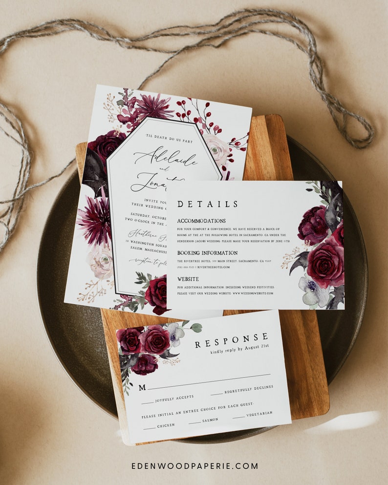 Pu&ograve; includere: Un invito di nozze floreale color borgogna e bianco con un bordo dorato. L'invito presenta il testo "Til Death Do Us Part" e i nomi "Adelaide e Jonah". L'invito include anche i dettagli del matrimonio, come la data, l'ora e il luogo. L'invito &egrave; posto su una superficie di legno.