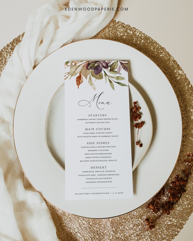 K&ouml;nnte beinhalten: Ein Thanksgiving-Men&uuml; mit einem Aquarell-Blumenmuster. Die Speisekarte listet Vorspeisen, Hauptgericht, Beilagen, Dessert und verschiedene Kaffeesorten und Tees auf. Der Text unten lautet "Miller Family Friendsgiving 11.14.2020".