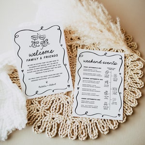 K&ouml;nnte beinhalten: Eine schwarz-wei&szlig;e Hochzeitseinladung mit einer Willkommensnachricht f&uuml;r Familie und Freunde. Die Einladung enth&auml;lt einen Zeitplan f&uuml;r die Wochenendveranstaltungen mit einem Zeitplan f&uuml;r den Hochzeitstag. Die Einladung befindet sich auf einem beigefarbenen Hintergrund.