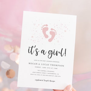 Pu&ograve; includere: Un invito a una festa di baby shower rosa con sfondo bianco e impronte di piedi rosa. Il testo recita "&egrave; una bambina!" e include i dettagli della baby shower, inclusi i nomi dei genitori, la data, l'ora, il luogo e le informazioni RSVP. L'invito include anche il testo "registrato presso Target & Amazon".