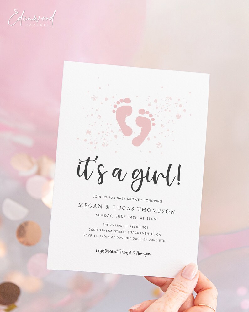Pu&ograve; includere: Un invito a una festa di baby shower rosa con sfondo bianco e impronte di piedi rosa. Il testo recita "&egrave; una bambina!" e include i dettagli della baby shower, inclusi i nomi dei genitori, la data, l'ora, il luogo e le informazioni RSVP. L'invito include anche il testo "registrato presso Target & Amazon".