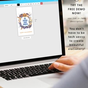 Puede incluir: Una pantalla de computadora port&aacute;til que muestra un dise&ntilde;o digital de tem&aacute;tica de Halloween con el texto "No Tricks Just Treats" y "Happy Halloween". La pantalla tambi&eacute;n muestra un cursor de rat&oacute;n con estrellas y el texto "&iexcl;Prueba la demostraci&oacute;n gratuita ahora! Ver enlace en la descripci&oacute;n del art&iacute;culo. &iexcl;No tienes que ser un experto en tecnolog&iacute;a para crear papeler&iacute;a hermosa!"