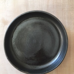 Assiette plate en grès gris ONGAKU